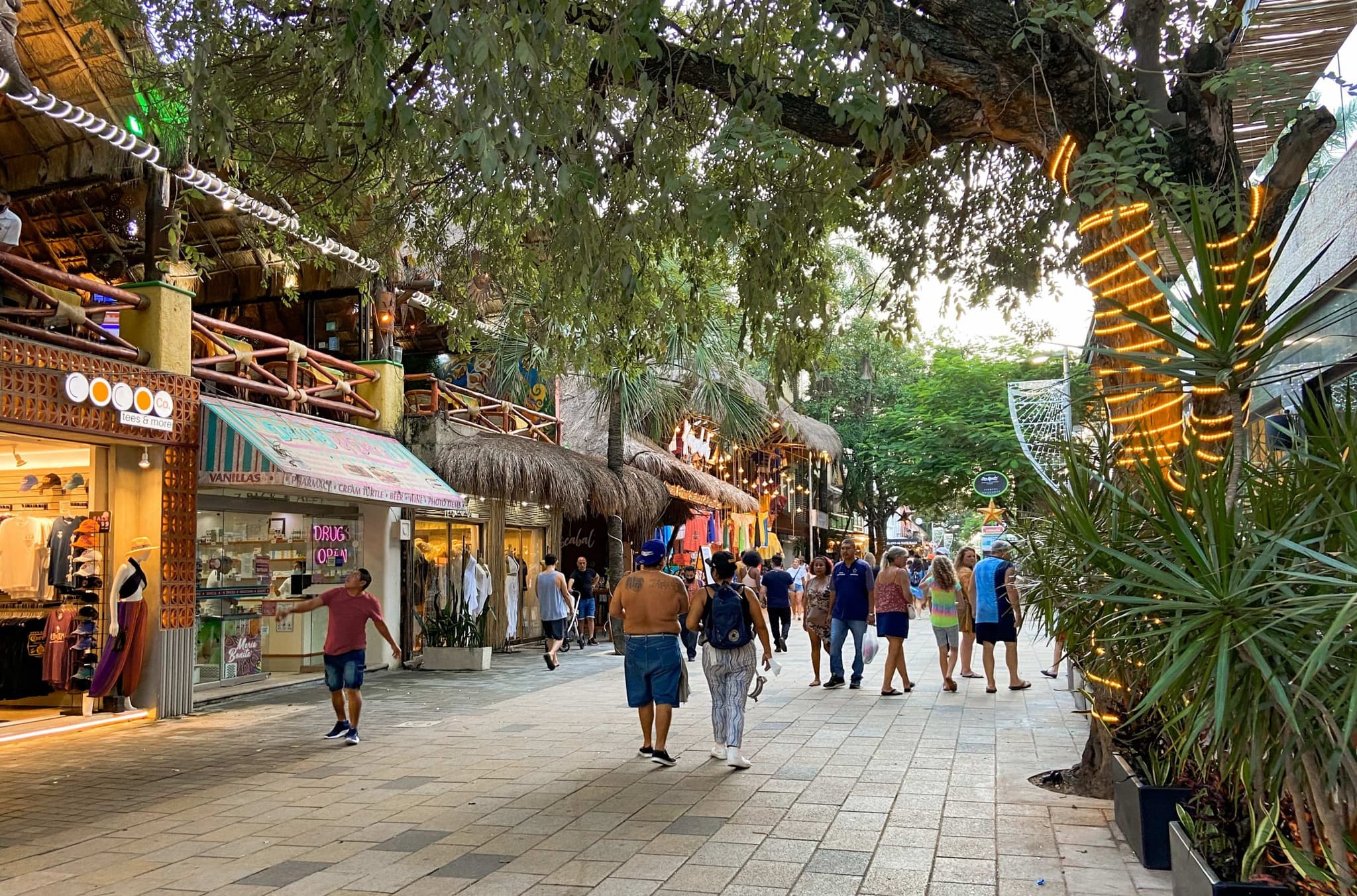 Gente caminando por la Quinta Avenida de Playa del Carmen