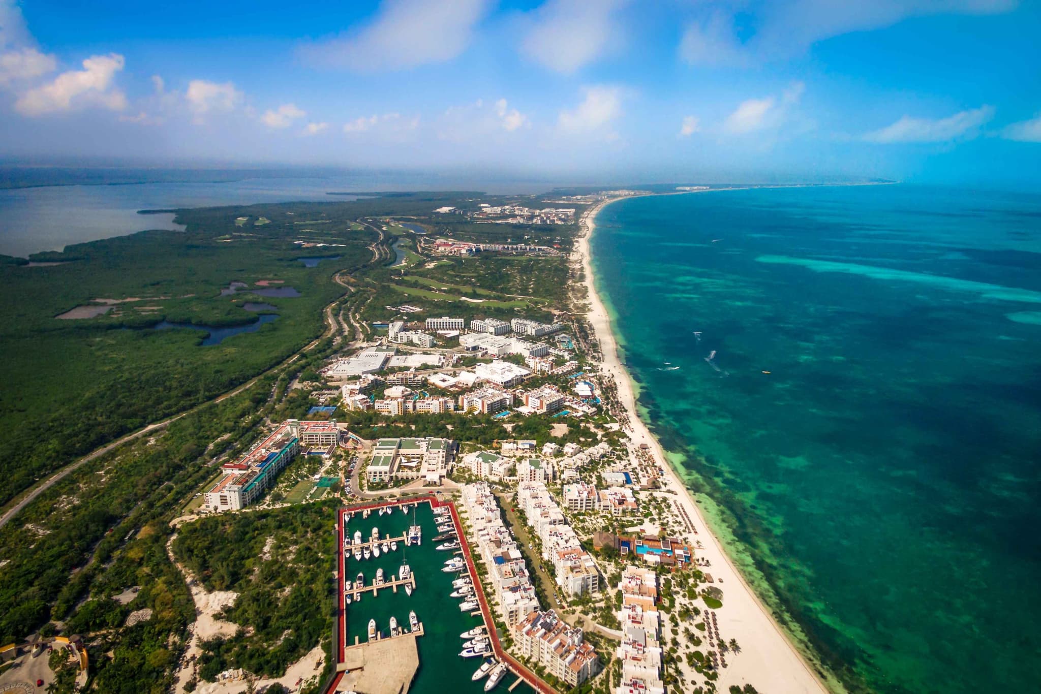 Vista aérea de los hoteles y la marina de Costa Mujeres