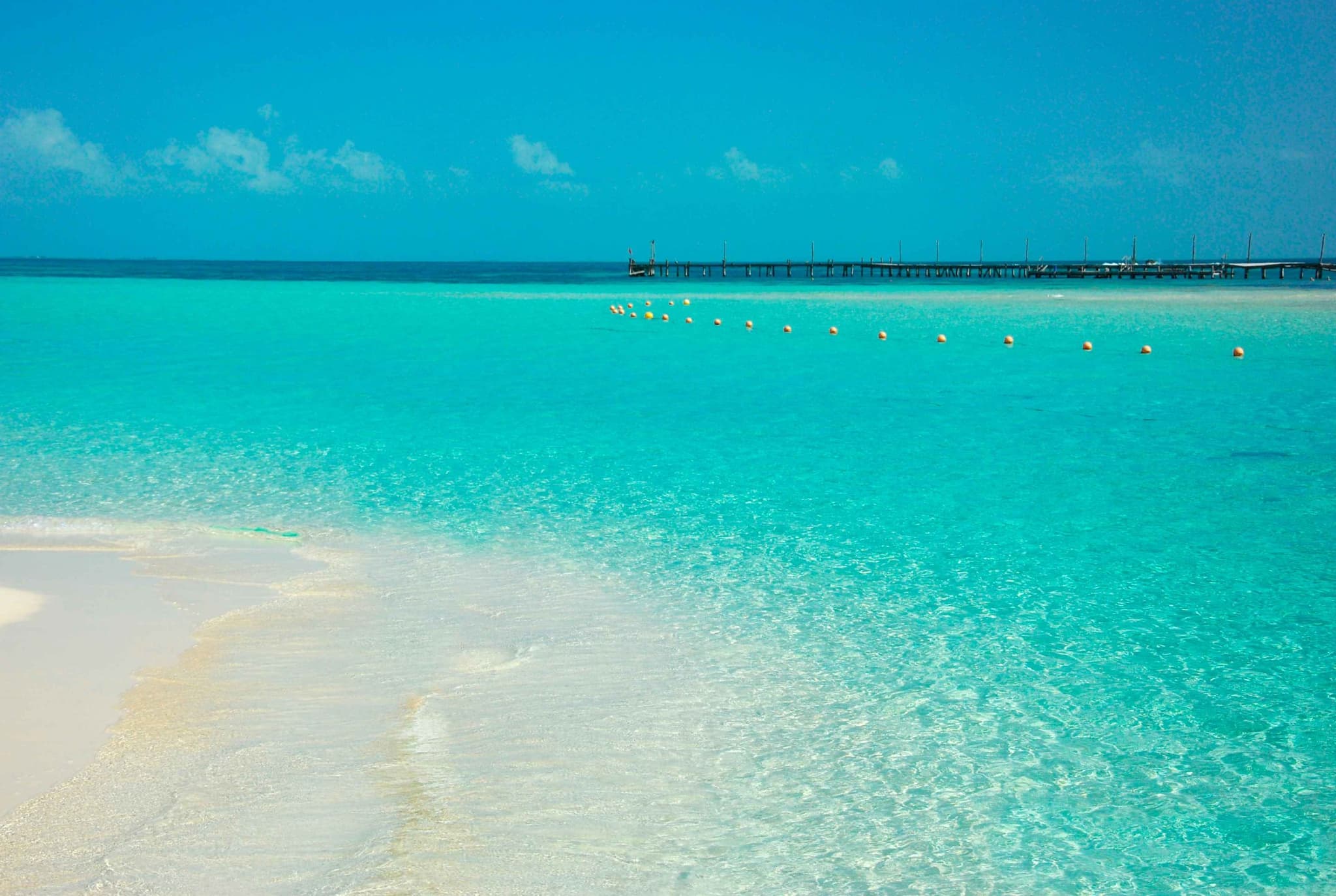 Arena blanca y mar turquesa en Playa Norte, Isla Mujeres
