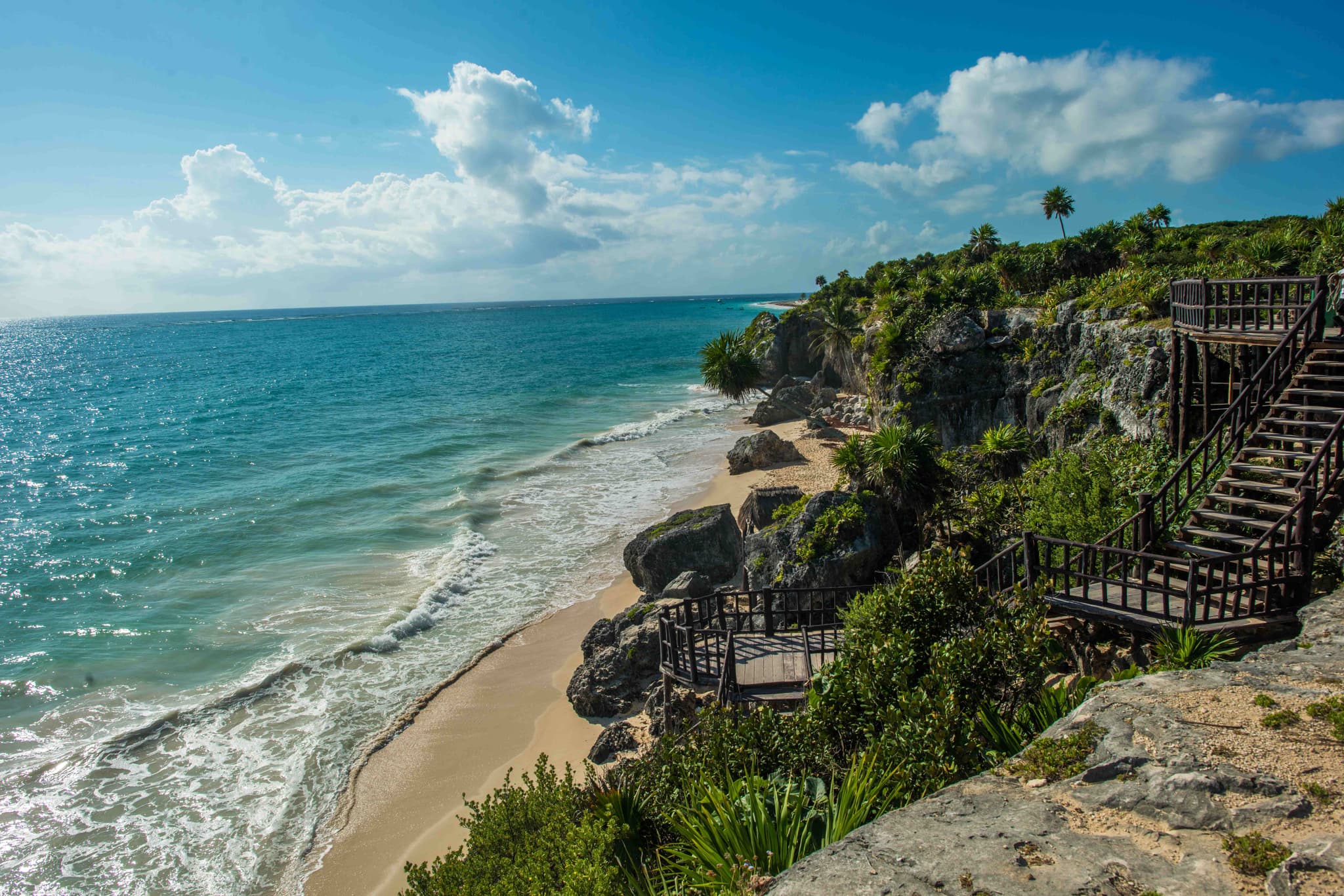 El Castillo en el sitio arqueológico de Tulum, sobre el acantilado frente al mar Caribe
