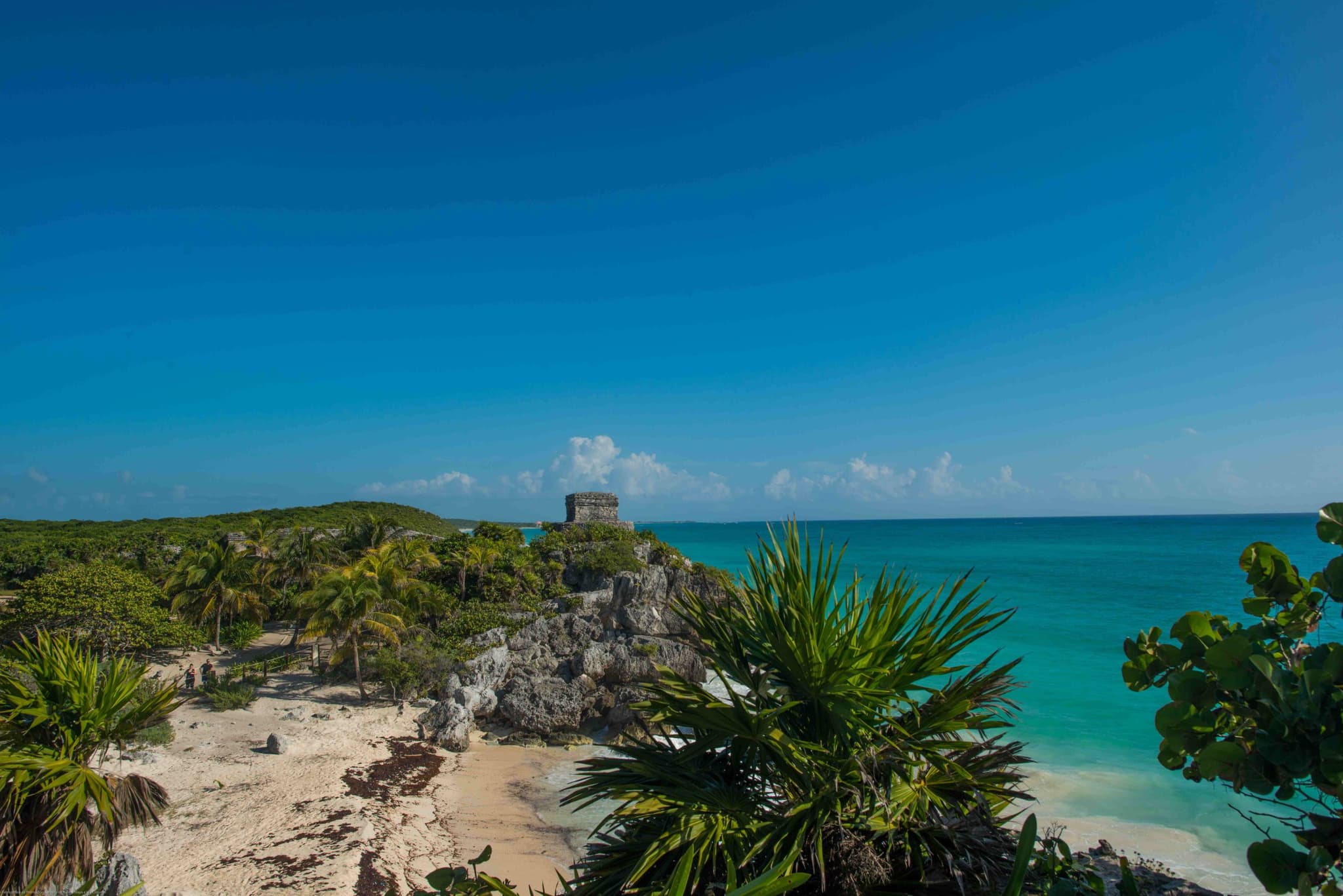 Sitio arqueológico de Tulum sobre el acantilado frente al mar