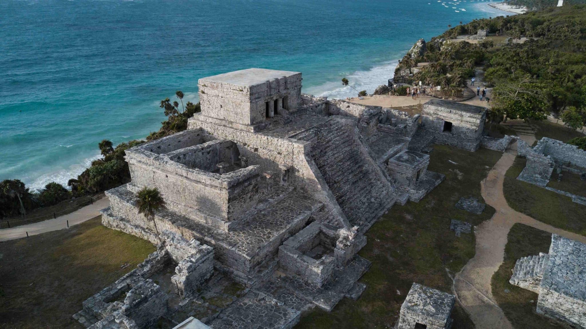 Vista aérea del sitio arqueológico de Tulum sobre el acantilado