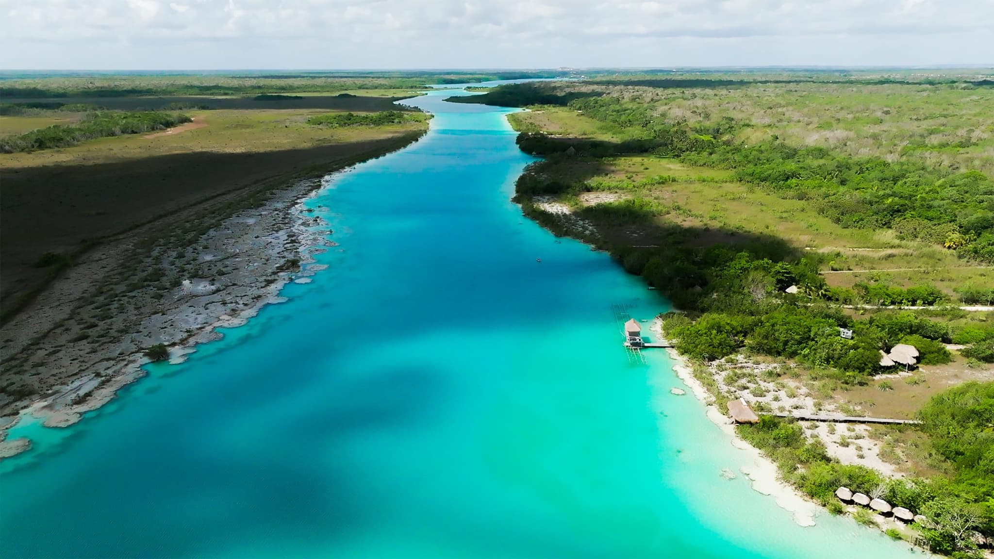 Canal de agua turquesa entre manglares en Bacalar