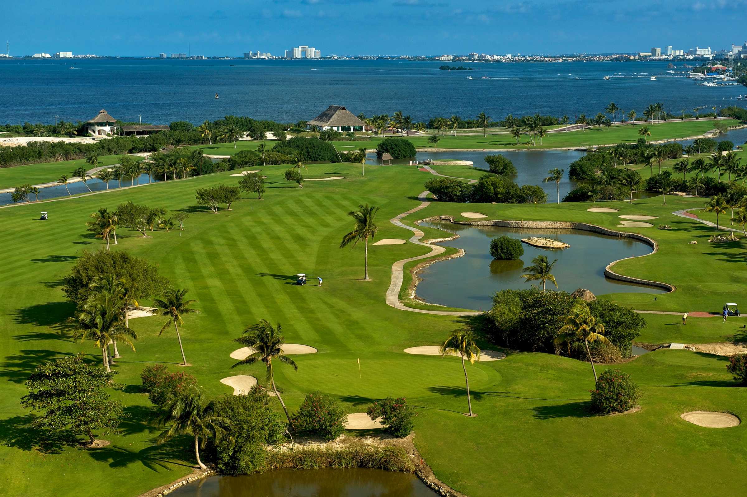 Vista aérea de un campo de golf en Cancún, entre la selva y la laguna