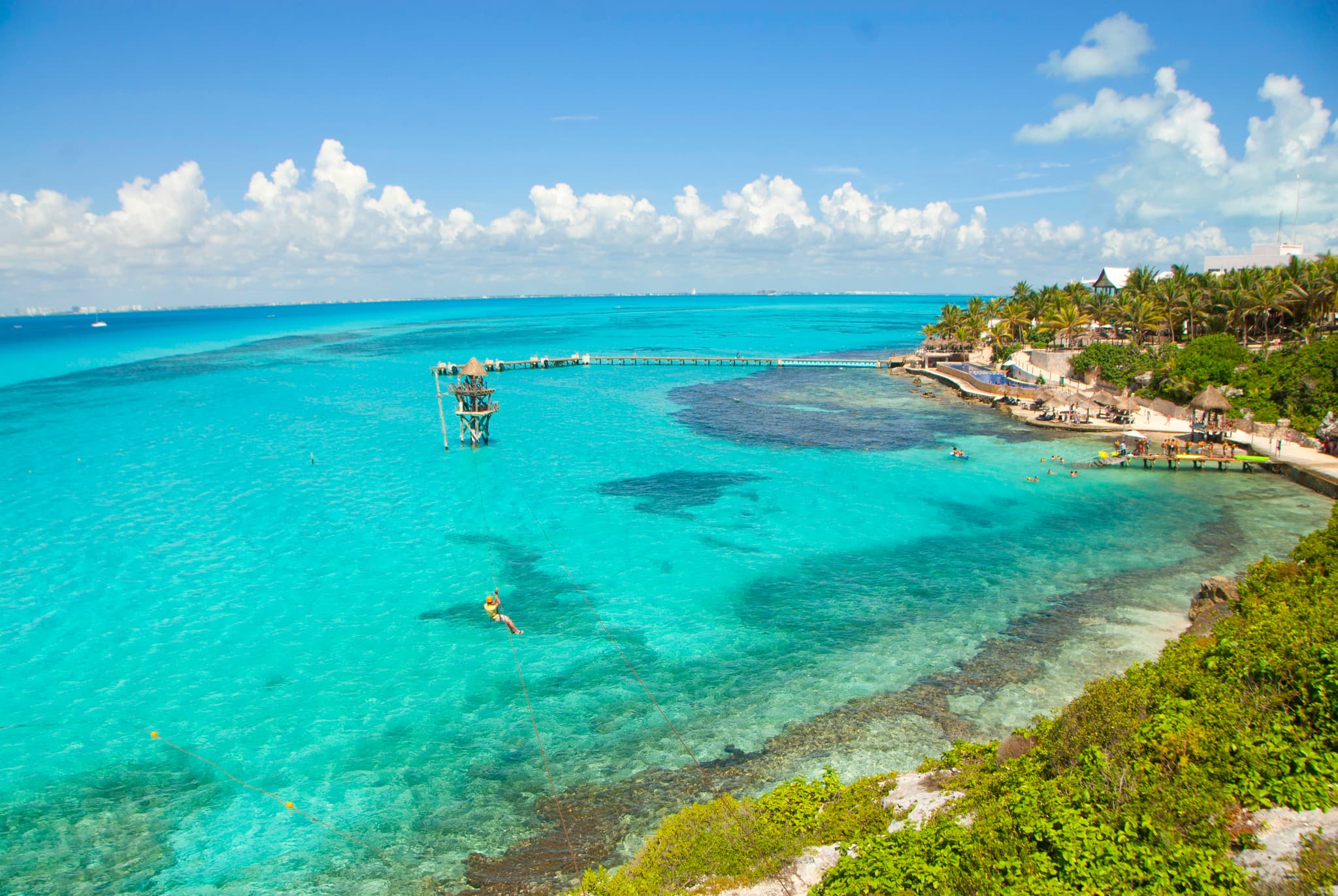 Niños jugando en el mar en una playa del Caribe Mexicano