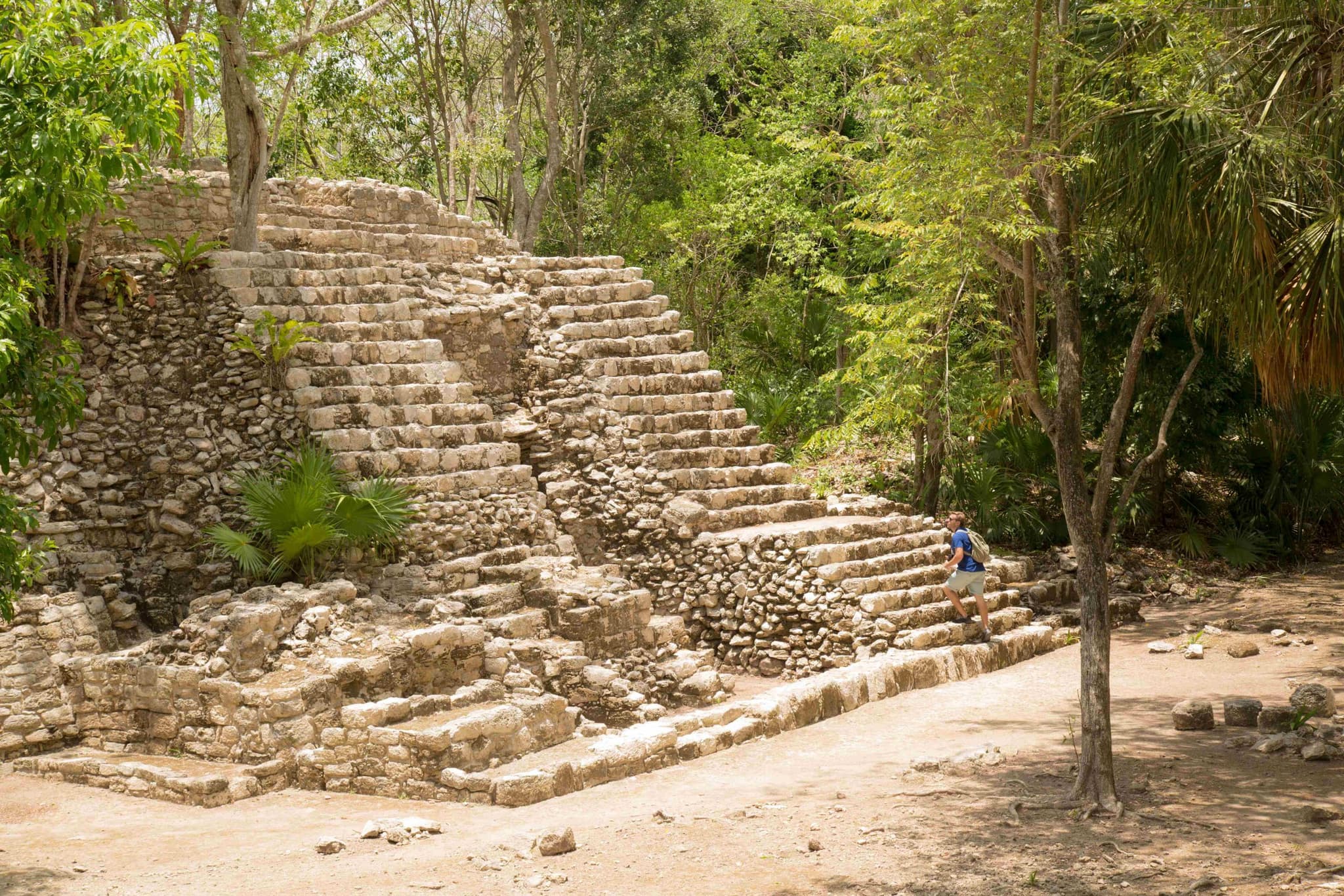 Pirámide del sitio arqueológico de Kohunlich entre la selva