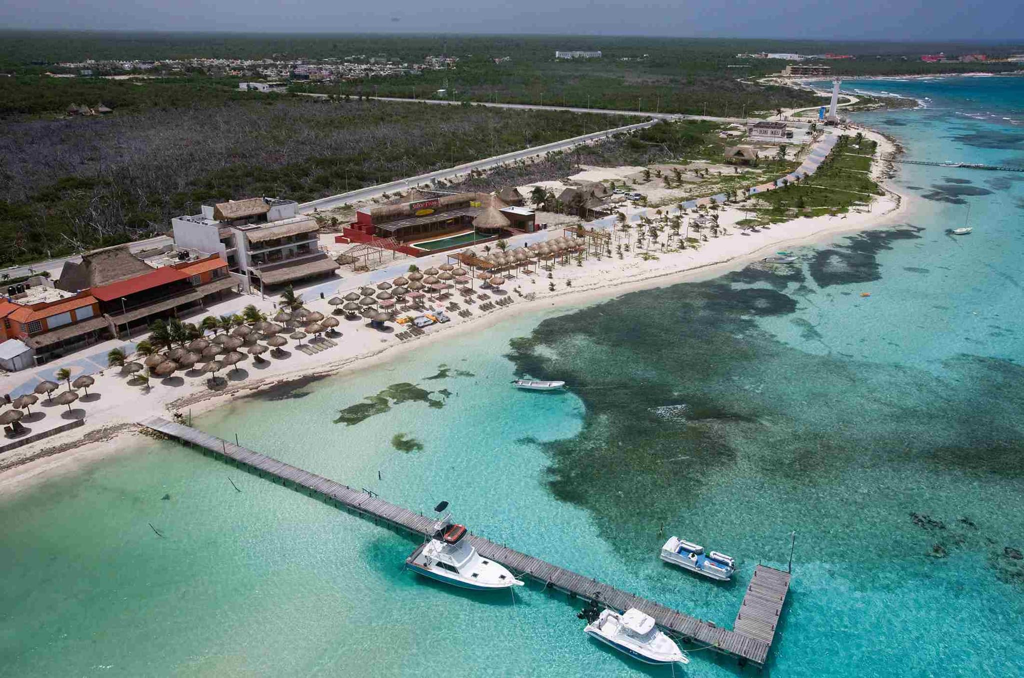 Vista aérea del malecón y el muelle de Mahahual