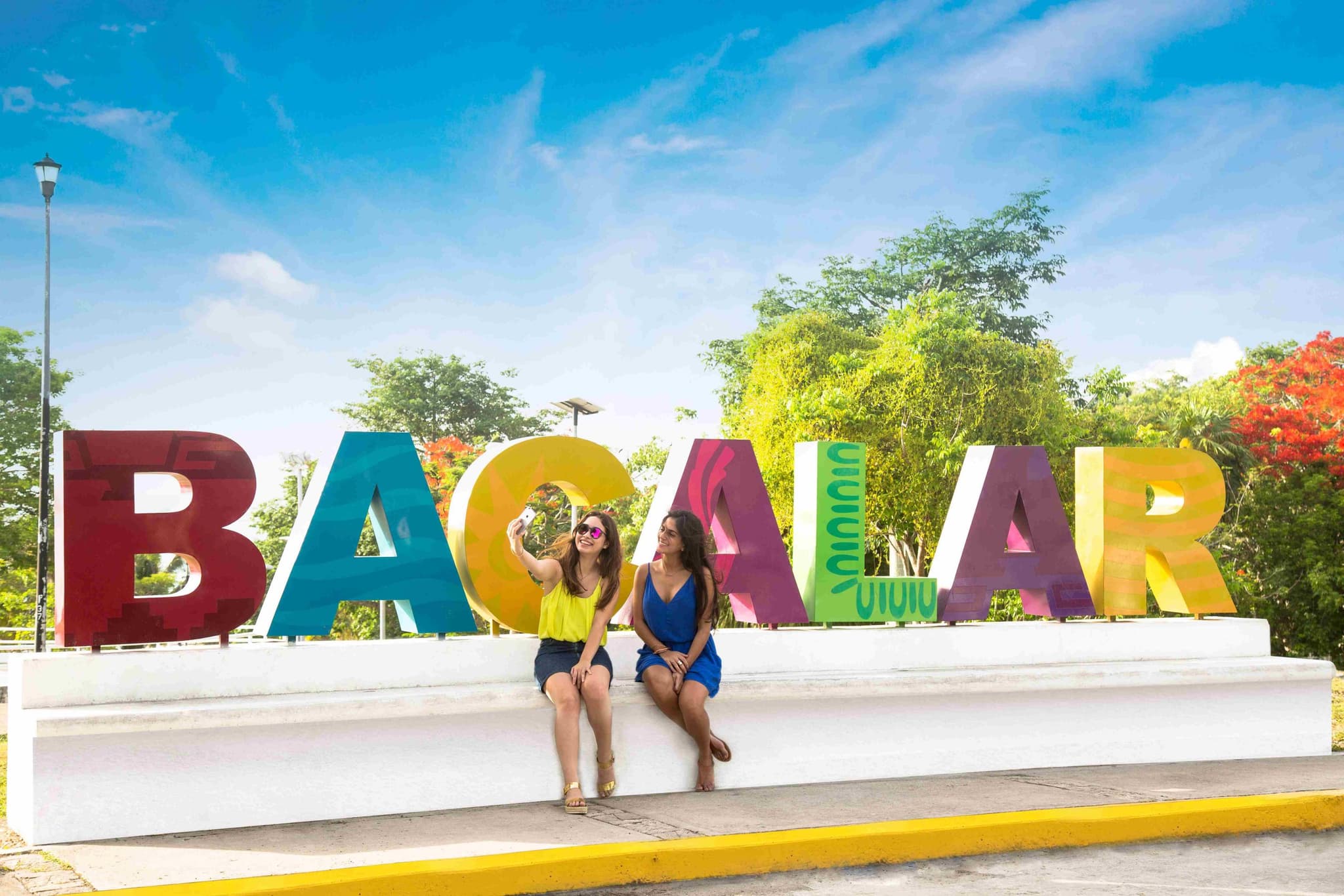 Letras monumentales de Bacalar frente a la laguna
