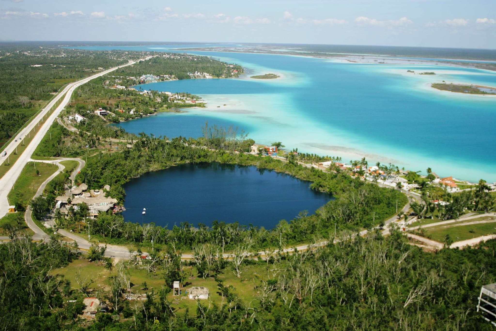 Vista aérea del Cenote Azul junto a la laguna de Bacalar