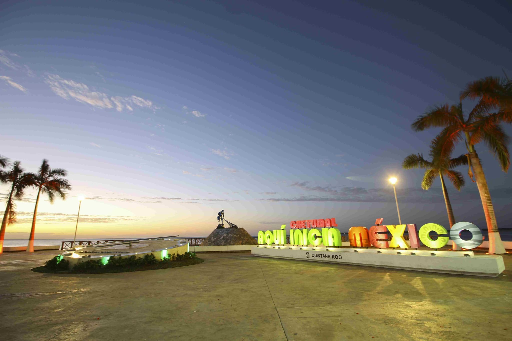 Letras de Chetumal en el malecón al anochecer