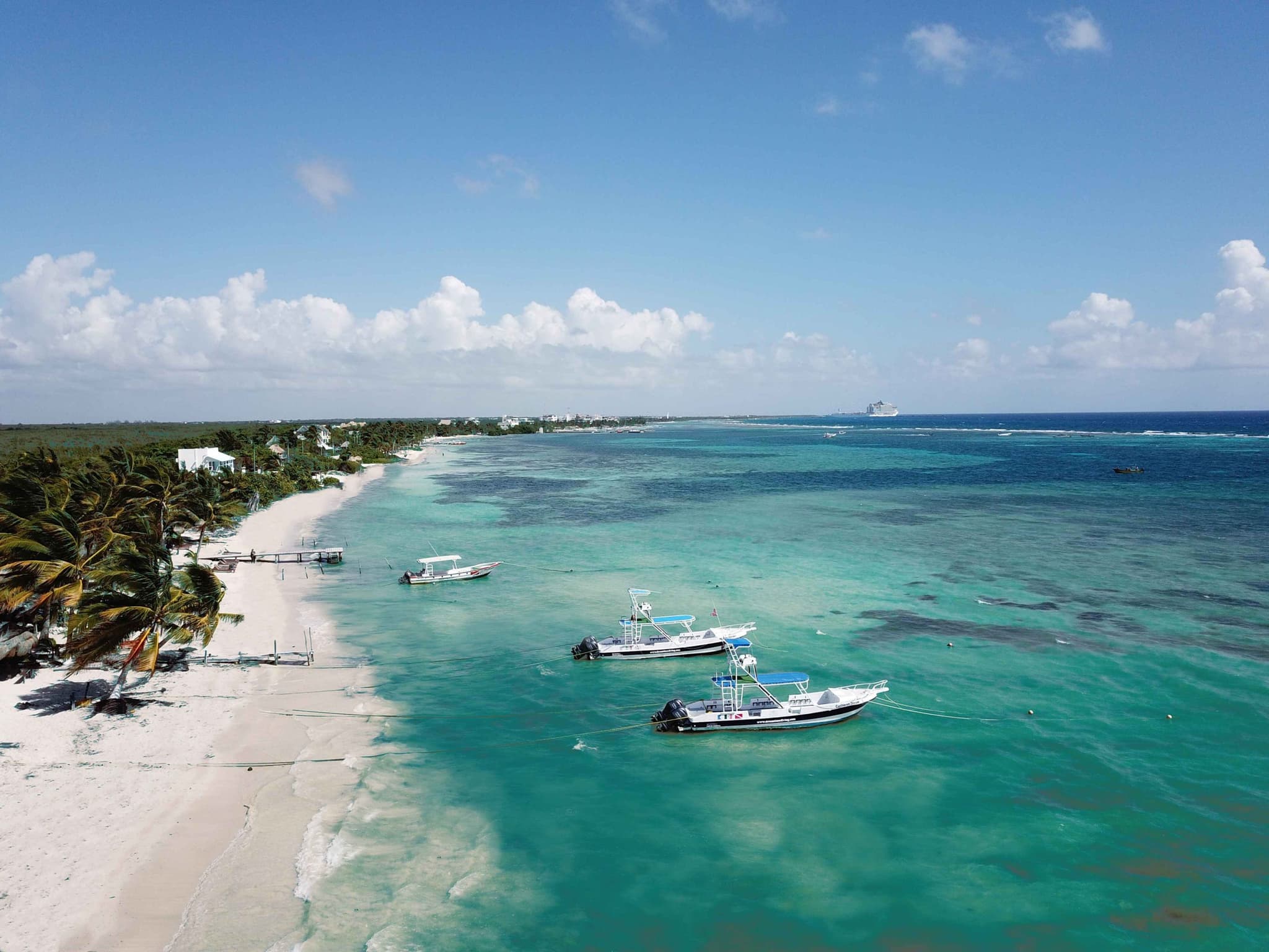 Lanchas frente a la costa de Mahahual
